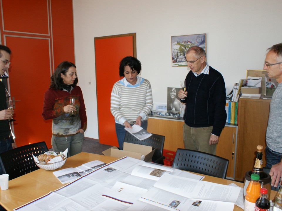 Abbildung 2: Marco Hostettler (Autor Burg Oberrinach), Luisa Galioto (Autorin Gräber in Seengen), Sarah Hächler (Gestaltung), Paul Wyrsch (Redaktion) Rainer Widmer (Druck) (vlnr).  